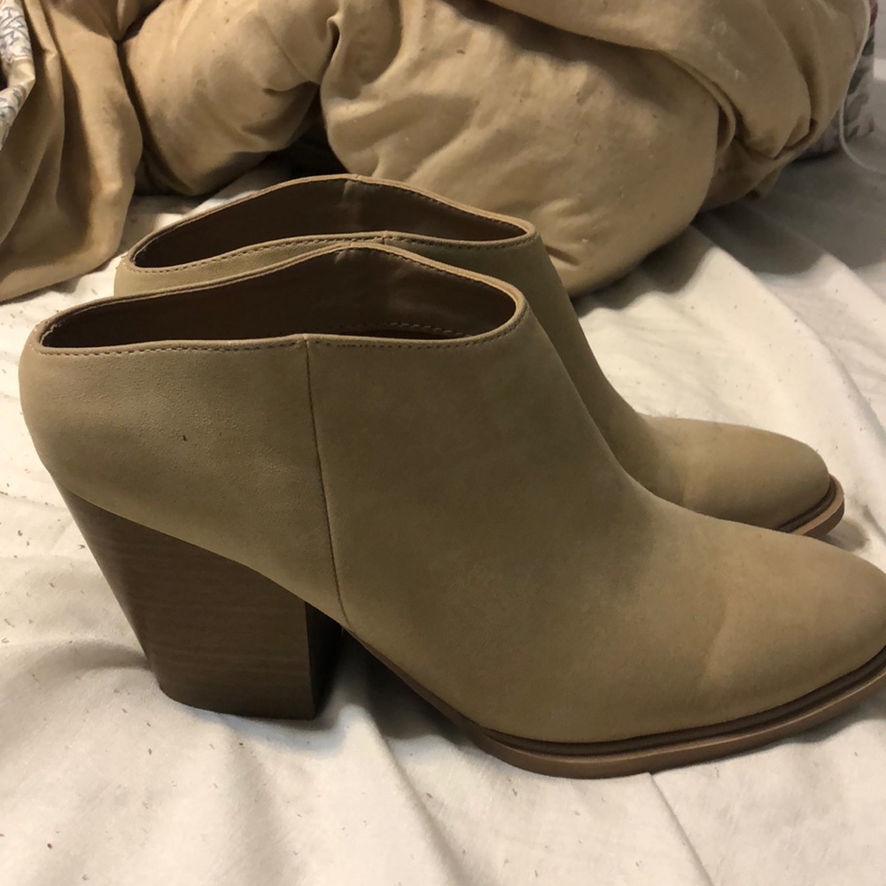 Brash heeled mule. Size 8